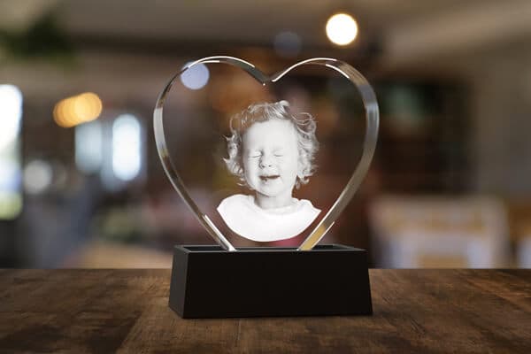 Adorable bébé gravé dans un cristal photo 3D avec une base lumineuse en bois.