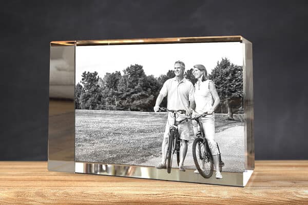 image de couple heureux avec fond extérieur gravé sur cristal photo 3D.