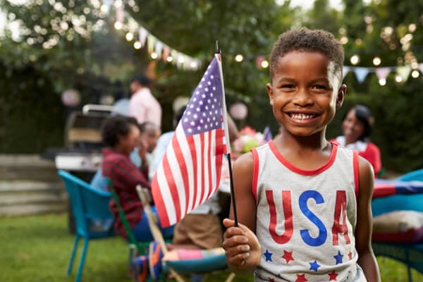 Enfant heureux agitant le drapeau américain