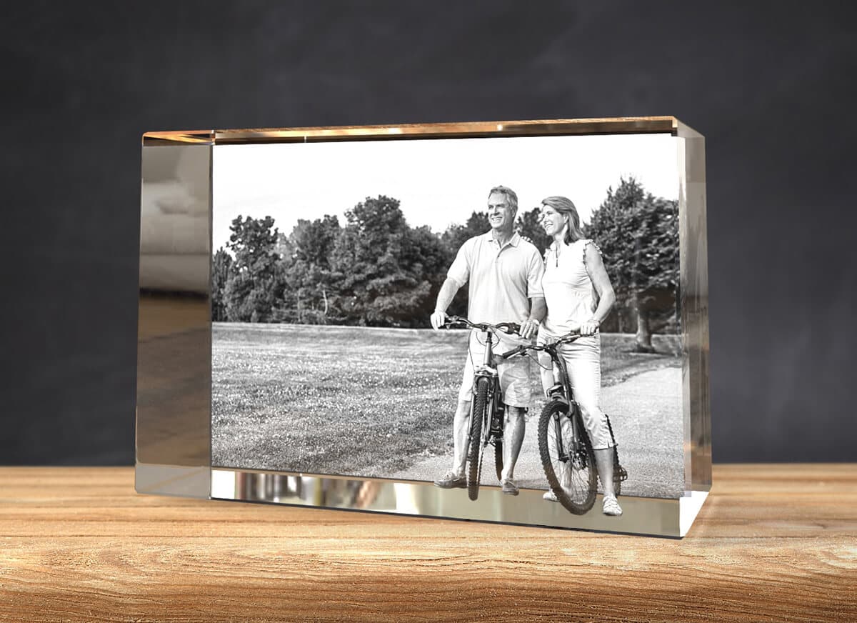 Image de couple avec un fond d'herbe gravée sur un rectangle de cristal photo 3D
