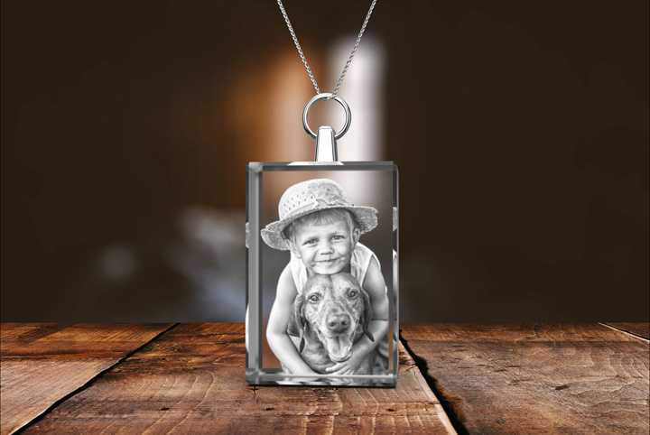 Image d'un enfant et de son chien gravée à l'intérieur d'un collier rectangle en cristal photo 2D