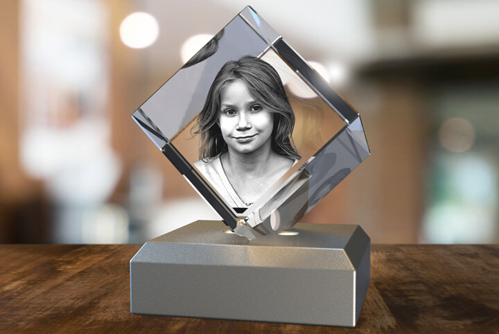 Une image d'une belle fille gravée au laser dans un diamant de cristal photo 3D