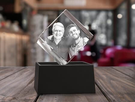 Photo père et fils gravée au laser dans un cube de verre 3D.