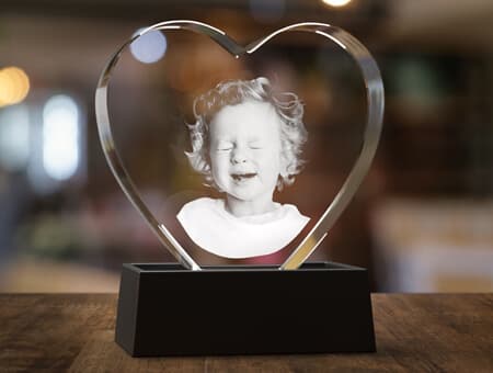 Adorable image de bébé gravée dans un cristal photo 3D avec une base lumineuse en bois.