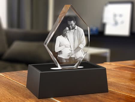 Image de maman et mari enceinte gravée au laser dans un cristal 3D.
